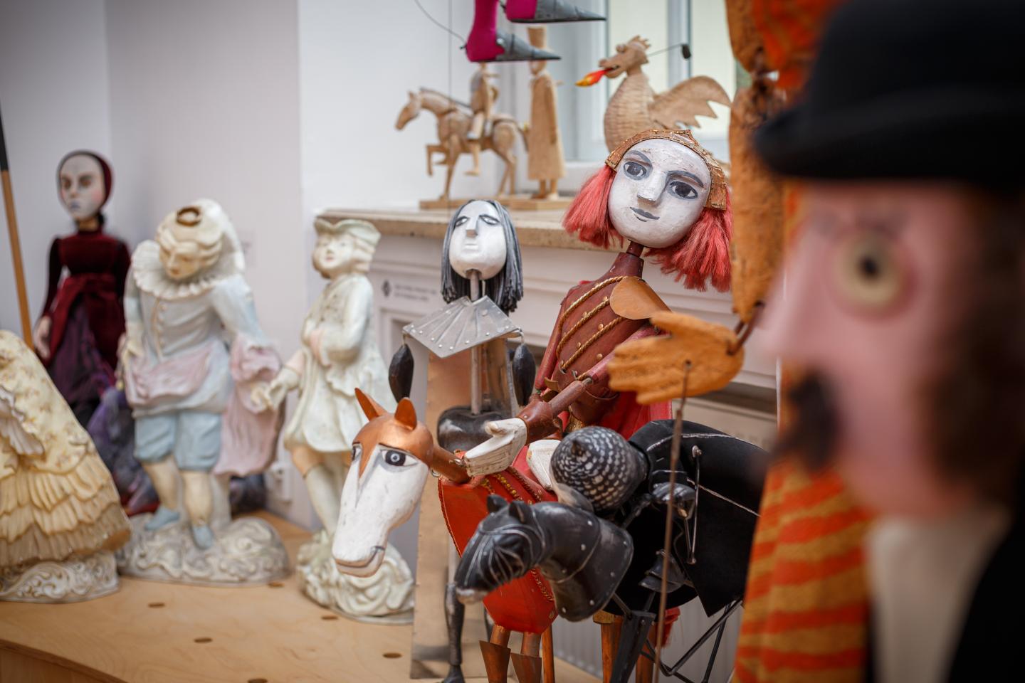 Zdjęcie przedstawia niektóre lalki z Galerii Lalek.