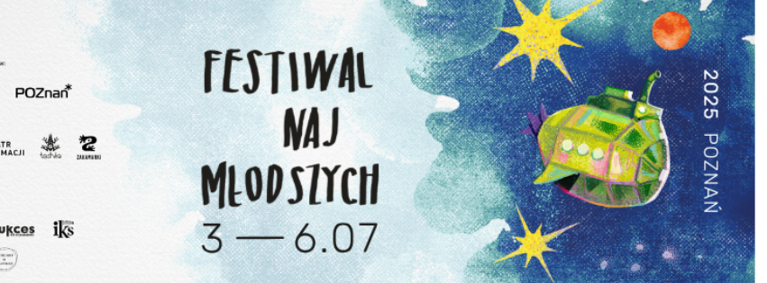 Grafika Festiwalu Najmłodszych.  Po prawej ciemny kolor niebieskiego z łodzią podwodną i gwiazdkamia, na środku napis "FESTIWAL NAJMŁODSZYCH" po lewej logotypy Patronatów Medialnych oraz Partnerów wydarzenia